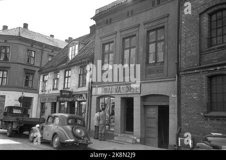 Oslo 19510606 image de rue de Karl sur la 12th rue / Karl XII porte vers la scène du site. Vieilles fermes urbaines avec Marsjandise affaires et magasin de tabac. Sur l'image. Voitures, voitures de tourisme et camions garés près du trottoir. Karl XII Gate était situé sur Vaterland entre Nygata et Lilletorget. La rue a disparu lors de l'assainissement de Vaterland en 1960s. Photo: Scène / NTB / NTB Banque D'Images