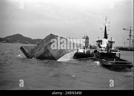 Stavanger 19851105: Le navire de ciment Concem s'est écrasé pendant les travaux sur la plate-forme Gullfaks B dans le Gandsfjord, et 10 personnes ont péri. Ici, le marché du ciment renversé. Des navires avec des plongeurs sont à la recherche de ceux tués. Photo: Jens O. Kvale / NTB / NTB Banque D'Images