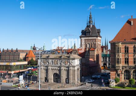 Gdansk, Pologne - 4 octobre 2022 : Grande porte (Brama Wyzynna) et tour de la prison, entrée de la vieille ville, monuments de la ville. Banque D'Images
