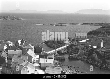 Ona 19720617. Le village de pêcheurs sur la côte de Romsdal est à une distance satisfaisante de tout ce qui a à voir avec les tracas et la ruée. Beaucoup ont quitté Ona ces dernières années. La troisième partie des maisons est vide. Pourtant, il y en a qui ne quittera jamais l'île. À propos de. Deux cents personnes vivent ici aujourd'hui. Le phare d'Ona est l'un des plus célèbres gars de la côte, qui décharge les gens de mer par une LED dangereuse. Photo: Sverre Børretzen courant / NTB Banque D'Images