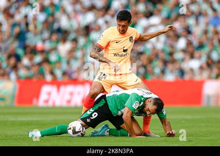 Stefan Savic de l'Atlético de Madrid et Borja Iglesias de Real Betis pendant le match de la Liga entre Real Betis et Atletico de Madrid joué au stade Benito Villamarin sur 23 octobre 2022 à Séville, Espagne. (Photo par Antonio Pozo / PRESSIN) Banque D'Images