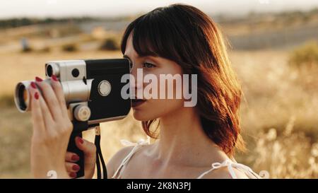 Filmer avec un appareil photo super8 vintage Banque D'Images