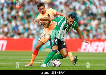 Stefan Savic de l'Atlético de Madrid et Borja Iglesias de Real Betis pendant le match de la Liga entre Real Betis et Atletico de Madrid joué au stade Benito Villamarin sur 23 octobre 2022 à Séville, Espagne. (Photo par Antonio Pozo / PRESSIN) Banque D'Images