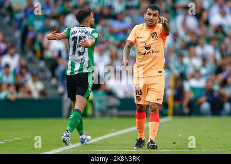 Angel Correa de l'Atletico de Madrid et Alex Moreno de Real Betis lors du match de la Liga entre Real Betis et Atletico de Madrid joué au stade Benito Villamarin sur 23 octobre 2022 à Séville, Espagne. (Photo par Antonio Pozo / PRESSIN) Banque D'Images