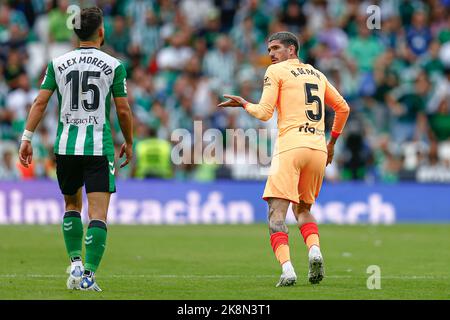 Rodrigo de Paul de l'Atlético de Madrid et Alex Moreno de Real Betis lors du match de la Liga entre Real Betis et Atletico de Madrid joué au stade Benito Villamarin sur 23 octobre 2022 à Séville, Espagne. (Photo par Antonio Pozo / PRESSIN) Banque D'Images