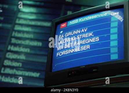 Oslo. Troubles au NSB. Le président Arne Rettedal est pour la privatisation de certaines parties des activités de l'entreprise. Et le vice-président exécutif Kristian Rambjør donnera à trois des directeurs du groupe des augmentations de salaire de 50-10 000 NOK chacun, tandis que plusieurs centaines d'employés sont prévus pour être mis fin à épargner. La photo : les employés de tous les ateliers de la NSB ont fait une grève lundi matin, avec la demande de la part de Kristian Rambjør, le directeur général. Voici un panneau d'information de la gare centrale d'Oslo qui vous avertit que des retards peuvent être attendus. Photo: Fredrik Naumann Banque D'Images
