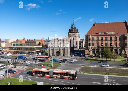 Gdansk, Pologne - 4 octobre 2022: Circulation de la ville sur la rue Okopowa avec vue sur la porte haute et la tour de prison, entrée de la vieille ville Banque D'Images