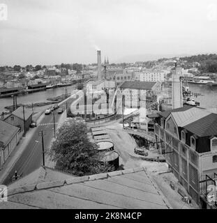 Skien 19590725, « la plus grande et la plus rapide machine à papier de Norvège ». La cellulose, la pâte de bois et le papier sont maintenant produits dans l'ancien monastère. Voici Union Bruk, qui est l'une des sept usines du Groupe de l'Union, le plus grand fabricant de papier de Norvège. Vue d'ensemble de l'usine. Photo: Aage Storløkken / actuel / NTB Banque D'Images