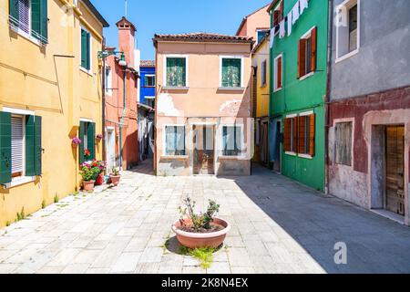 Les bâtiments et maisons lumineux et colorés de Burano à Venise, Italie Banque D'Images