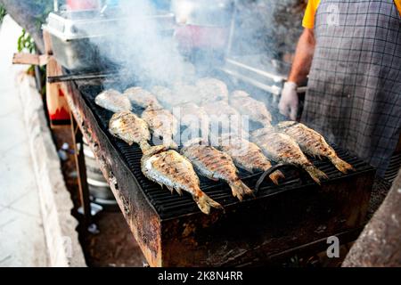 Poisson grillé. Griller du poisson dorada sur le gril. Faire frire du poisson sur le gril dans un restaurant en plein air. Mise au point sélective Banque D'Images