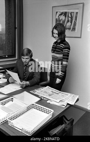 Oslo novembre 1972 Kjell Magne Bondevik, homme politique de la KRF, est le plus jeune secrétaire d'État de Norvège, âgé de seulement 25 ans. Il étudie la théologie à côté du poste et est président de la jeunesse du Parti populaire chrétien, KrFU. Ici, il est dans son bureau avec son secrétaire. Dagbladet est à la réception. Photo: Aage Storløkken / actuel / NTB Banque D'Images