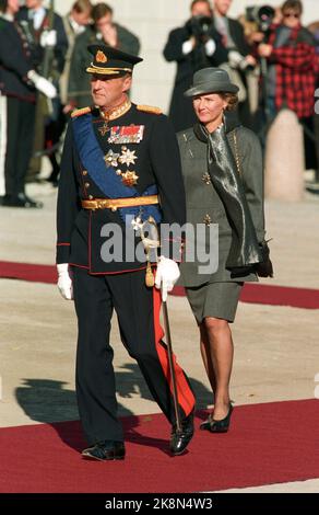 Oslo 199410 : visite d'État de la Finlande en Norvège. Le Président Martti Ahtisaari et Mme Eeva ont effectué une visite officielle en Norvège. La visite d'État a été en partie ajoutée à Oslo et en partie à Tromsø. Photo: Réception à Slottsplassen. Le roi Harald et la reine Sonja ensemble. Photo: Lise Åserud Banque D'Images