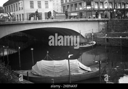 Oslo 19431028 Akerselva au pont de Vaterlands. Bateaux dans la rivière. Photo: NTB / NTB Banque D'Images