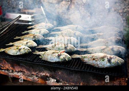 Poisson grillé. Griller du poisson dorada sur le gril. Faire frire du poisson sur le gril dans un restaurant en plein air. Mise au point sélective Banque D'Images