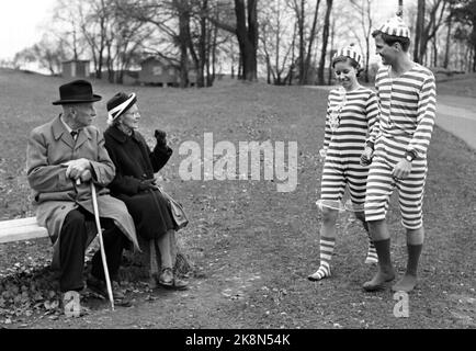 Oslo 19690510 : parc Frogner. Jeune femme et homme portant un maillot de bain de style rétro. Passer devant un couple marié plus âgé qui se souvient de cette mode de leur jeunesse. Cette mode de maillot de bain est d'autour de 1920s, mais a de nouveau évasé à l'été de 1969. Extrait du texte dans le courant: "Les personnes âgées ont des larmes dans leurs yeux quand nous avons présenté les maillots de bain. La vente du nouveau, vieux maillot de bain a été frappant, surtout parmi le charbon de bois russe de cette année, qui a misé sur les bandes. Les costumes peuvent être achetés n'importe où pour un à peine cinq. ' Photo: Aage Storløkken / actuel / NTB Banque D'Images