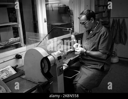 Lillehammer 1972. L'usine de tuyaux de G. Larsen à Lillehammer peut être reprise par les employés car l'usine n'est pas assez rentable pour les propriétaires. C'est le coupe-bois Gudbrand Larsen qui a commencé à fabriquer des mousses supplémentaires à Lillehammer en 1844. Les tuyaux de Lillehammer sont fortement taxés et le nom de Lillehammer a le même son pour les tuyaux que Dunhill et Barring. Photo ; actuelle / NTB Banque D'Images