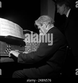 Oslo, novembre 1954. 'Albert Schweitzer, som kom à Oslo 2. nov. Pour škvittere pour fredspreved med den obligatoriiske Nobel-talen, må ha følt varmen strømme mot seg helt fet øyeblikk han satte foten på perrongen på Østbanen. Utenfor stasjonen var det nesten comme folksomt som når en idrettsstjerne kommer hjem. Folk trengte seg på for šfå et glimt av denne store humanisten fafrikas urskog, mannen som ga avkall på den strålende karrière han rike intellektuelle og kunstneriske utrustning hadde sikret Ham, for slåss sykner sket skog skog skog skog slås slås burning. . Banque D'Images