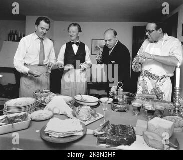 Noël Oslo 1958. Les membres Prominated de 'Press's Lutlag' ont composé une table de Noël très inhabituelle. Chaque homme a même fait le droit qu'il préférerait. La table de Noël a été agencée à la Ligjordet de la famille Leif Borthen. Ici, nous voyons les hommes heureux à la table de Noël de Wish. Par ex. La journaliste Arne Hestènes, l'acteur Ola Isene, l'article du journaliste Torgny et le journaliste Leif Borthen avec tablier. Photo: Aage Storløkken Current / NTB Banque D'Images