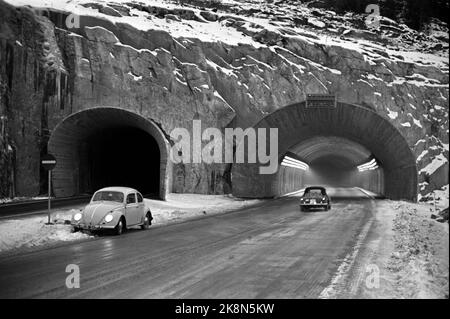 Lier, 19671218. Le tunnel Liert s'ouvre. C'était la première étape de l'autoroute entre Oslo et Drammen. Il a une longueur totale de 8 3 km et a coûté 50 millions de NOK. T.V. un chariot blanc. Photo: NTB / NTB Banque D'Images