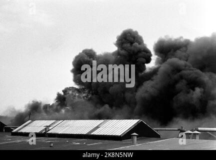 KRISTIANSAND 19700507 Une alarme de catastrophe a été battue lorsque le Trevarefrabrikken 'Henry Johansen Lumber & Co' a été ravagé par le feu. La société a été victime de 15 millions de NOK. Le vent étiré a provoqué plus de 100 petits incendies à s'enflammer à différents endroits dans le district. Ici le feu dans l'usine plus fine. Photo: NTB / NTB Banque D'Images