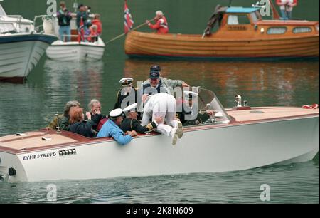 Norvège occidentale, 199308 : croisière en argent. Voyage Westland. Le couple royal norvégien, la reine Sonja et le roi Harald, organisent des croisières en Norvège occidentale à l'occasion de leur mariage d'argent. Image : œil. Gast à la mer ! Le prince Henrik du Danemark (blouson bleu) a aidé un des gaz navals danois à bord après qu'il soit tombé à la mer dans ses yeux. La reine Margrethe sourit à l'épisode. Sinon à bord du bateau, entre autres choses. La princesse Benedikte et son mari, le prince Richard et l'ex-roi Constantine de Grèce. Accident. Automne. Photo: Lise Åserud Banque D'Images