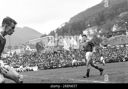 Bergen, 19631013 SK Fire - Vålerenga 3-1 SK Fire est devenu champion de la série en 1963. Ici du match où le championnat a été assuré. Bjørn Oddmar Andersen en a marqué deux et Leif Amundsen un. Photo: Sverre A. Børretzen / actuel / NTB Banque D'Images