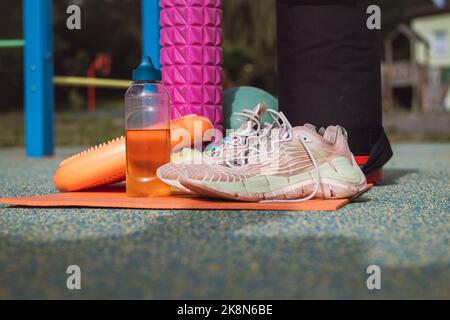 Équipement sportif pour une formation de qualité et un plaisir suffisants. Terrain de jeux sportif en plein air. Style de vie du jeu. Serviette, corde à sauter, rouleau étirant, serviette et dr Banque D'Images