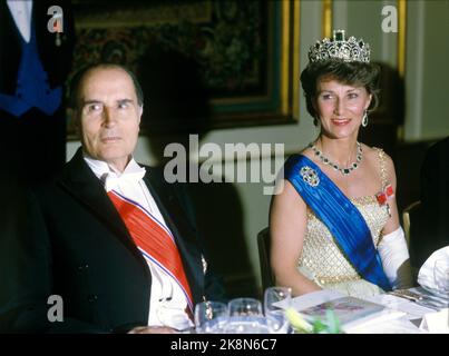 Oslo 19840515. Le président français François Mitterrand avec sa Mme Danielle lors d'une visite d'État en Norvège. Ici depuis le banquet de Mitterand au Grand Hotel. Par ex. Le président François Mitterrand avec la princesse de la Couronne Sonja. Photo: Inge Gjellesvik Archives NTB / NTB Banque D'Images