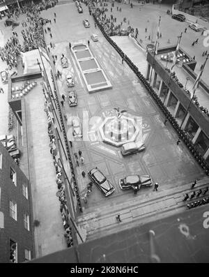 Oslo 19500515. Oslo anniversaire de 900 ans et dévouement de l'hôtel de ville d'Oslo. Les bijoux de fête en anniversaire rushes. La famille royale norvégienne et de nombreux invités ont été invités à l'ouverture. Les voitures d'anniversaire se glissent devant l'entrée principale de l'hôtel de ville, devant les piscines et la fontaine. Photo: Sverre A Børretzen / Arne Kjus / courant / NTB Banque D'Images