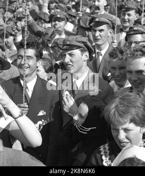 Oslo19550517: 17 mai à Oslo, le prince Harald (au milieu) était russe à l'école de la cathédrale et a des symboles de chats sur les bâtons russes et le chapeau russe. Photo: NTB / NTB Banque D'Images