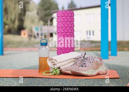 Équipement sportif pour une formation de qualité et un plaisir suffisants. Terrain de jeux sportif en plein air. Style de vie du jeu. Serviette, corde à sauter, t-shirt, haies, serviette et dri Banque D'Images