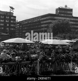 Oslo, 19560808. Restaurant en plein air Pernille, communément appelé « Nille ». Il a été situé entre le Théâtre national et l'espace devant le déclin du cours souterrain de la période 1950 - 73. Photo: Jan Stage / NTB Banque D'Images