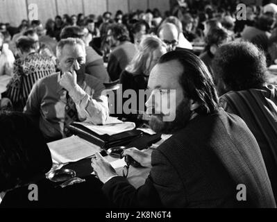 Oslo 16 mars 1975. Le parti de gauche socialiste tient le Congrès national. Ici, nous voyons Berge Furre. Photo: Henrik Laurvik / NTB Banque D'Images