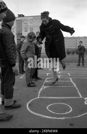 Oslo 196404 Etud. mag. Espèces. Åse Astrup (Åse Enerstvedt) recueille des matériaux pour une maîtrise sur les jouets d'extérieur norvégiens pour enfants, comme le premier dans le pays. Ici elle saute le paradis avec les enfants à Marienlyst à Oslo. Photo Sverre A. Børretzen / actuel / NTB Banque D'Images