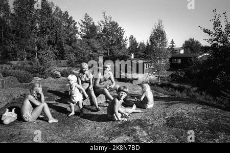 30 septembre 1967 d'Oslo. Sverre M. Fjelstad avec sa famille à l'extérieur de leur maison 'Fugleleiken' dans la Marka orientale. Photo: Ivar Aaserud / courant / NTB Banque D'Images