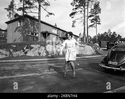 Oslo sur 13 mai 1967. Des célébrités essaient un nouveau jouet. Des célébrités essaient un nouveau jouet. Un nouvel ancien ravage le pays, l'anneau de Jenka. L'équipement se compose d'une bille en plastique à l'extrémité d'une corde attachée à un anneau. L'exercice est simple, mais exigeant: L'anneau est attaché à la jambe droite qui met le cordon en circulation. Ainsi, il est important de sauter avant d'obtenir les chevilles fusionnées comme le méchant dans un film agent. Voici l'auteur Marie Takvam qui a quelques problèmes. Photo: Ivar Aaserud / courant / NTB Banque D'Images