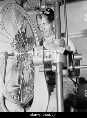 Sandnes 19490415. Dans les cabines avec 75 000 vélos. La société Jonas Øgländ à Sandnes, Rogaland a été fondée en 1868. Øgländ Bicycle Factory fabrique 75 000 bicyclettes par an, la moitié d'entre elles sont réunies ici à l'usine, l'autre moitié sont vendues aux concessionnaires qui les ont eux-mêmes mis ensemble ou les utilisent comme pièces de rechange. En 1932, ils ont lancé le meilleur vélo - DBS. L'usine compte environ 400 travailleurs. Homme au travail. Photo; Sverre A. Børretze / actuel / NTB Banque D'Images