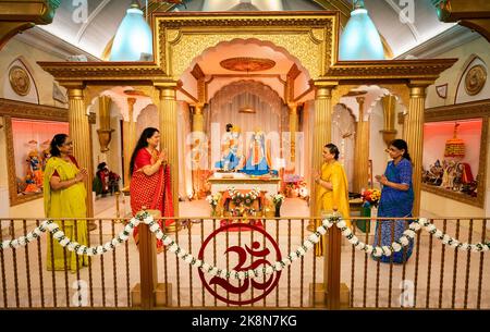Les dévotés hindous prient au temple hindou Veda Mandir à Bolton pendant le Diwali, le festival des lumières de mi-automne, qui est une célébration de la lumière sur l'obscurité, et le bien sur le mal. Date de la photo: Lundi 24 octobre 2022. Les hindous, les jains et les sikhs se réunissent avec leurs familles dans un hommage vibrant et coloré qui dure cinq jours. Associé principalement à Lakshmi, la déesse de la prospérité, et Ganesha, le dieu de la sagesse. Banque D'Images