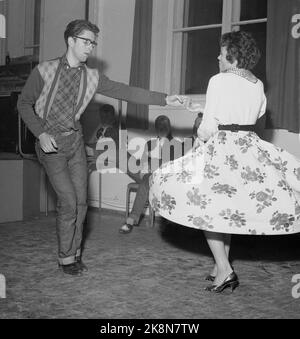 Oslo 19570905: Rock'n roll avec danse au club de loisirs de Hammersborg. Balançoire et rock dansant pour les jeunes dans des vêtements typiques. Photo: NTB / NTB Banque D'Images