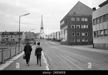 Norvège du Nord 19650724 touristes à l'hôtel Hurtigruta touristes qui veulent voir autant de Norvège que possible, et le soleil de minuit, prendre la route rapide de Bergen à Kirkenes et de retour. Ils vivent dans un hôtel flottant qui les emmène dans de petits endroits et des villes le long de la côte. Photo: Sverre A. Børretzen / actuel / NTB Banque D'Images