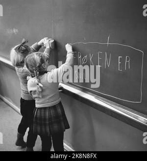 Oslo, 8 décembre 1959. École Hauketo à Prinsdal. Ici écrit deux filles 'miss is Kind' Poå board. Photo: Aage Storløkken / actuel / NTB Banque D'Images