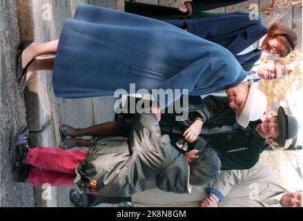 Oslo 199410 : visite d'État de la Finlande en Norvège. Le Président Martti Ahtisaari et Mme Eeva ont effectué une visite officielle en Norvège. La visite d'État a été en partie ajoutée à Oslo et en partie à Tromsø. La photo: Mme Eeva Ahtisaari accueille mercredi matin des enfants immigrants dans la vieille ville d'Oslo. La reine Sonja est en arrière-plan. Photo : Erik Johansen Banque D'Images