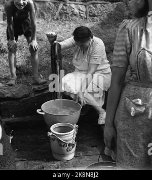 Drøbak 19470902 la sécheresse et la pénurie d'eau à l'été 1947 ont également été remarquées à Drøbak. L'eau a été fermée dans tout Drøbak, et tout le monde a été appelé à aller chercher de l'eau dans des seaux. PHOTO: LYNAU / NTB / NTB Banque D'Images