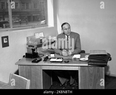 Oslo 19490429 Oslo a reçu les Jeux d'hiver de -52 sur 21 juin 1947, et la ville se prépare maintenant à tenir les Jeux Olympiques d'hiver de 1952. Ici depuis le bureau d'Olympia au stade Bislett. Secrétaire général de l'Association de ski Toralf Lyng derrière le bureau. Photo: NTB / NTB Banque D'Images