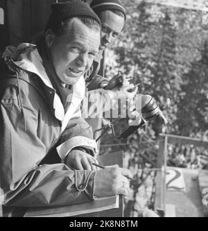 Holmenkollen, Oslo 19500318. Saut à Holmenkollbakken. Le vent soufflait de l'ensemble de Holmenkollrennet, mais après trois heures de report, il s'est arrêté. 90 000 spectateurs dans les stands et à Sletta étaient présents. En outre, notre propre émission a été impliquée dans tous les autres postes de programme en faveur de Holmenkollen. Rolf Kirkvaag (t.v.) et Halfdan Hegtun commentent lors de la course de saut. Photo: Sverre A. Børretzen / actuel / NTB Banque D'Images