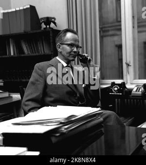 Oslo 196212 Lars l'Abbé-Lund, chef de la police criminelle, dans son bureau de Victoria Terrace. (L'Abée Lund) photo Ivar Aaserud / courant / NTB Banque D'Images