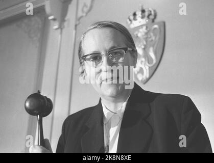 Oslo 19620217. Le représentant de Storting, Magnhild Hagelia, de Gjerstad à Risør, est la première femme à occuper la place présidentielle de Lagting. Ici, Hagelia est un club pour le titre de première femme présidente du pays. Photo: Sverre Børretzen courant / NTB Banque D'Images