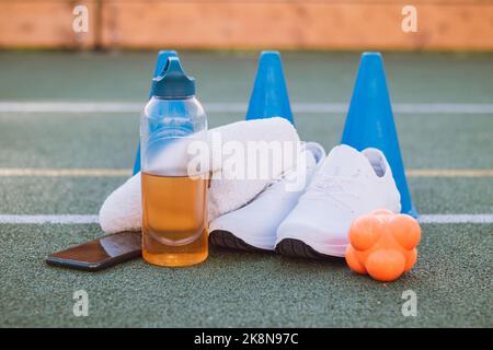 Équipement sportif pour une formation de qualité et un plaisir suffisants. Terrain de jeux sportif en plein air. Style de vie du jeu. Équipement pour les coureurs - chaussures, boissons, réaction ba Banque D'Images