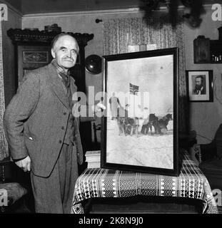 Le TÉLÉMARQUE 19580220 Olav Bjaaland, le dernier explorateur polaire survivant de l'expédition du Pôle Sud d'Amundsen, regarde en arrière: Avec Roald Amundsen et trois autres compagnons, Polarfarer Olav Bjaaland (en photo) a atteint le Pôle Sud sur 14 décembre 1911 en tant que premier homme. Ici Bjaaland dans sa maison à Telemark. Bjaaland montre une photo de lui-même, prise pendant le voyage du pôle sud. (Bjaaland est né en 1873 et est mort en 1961) photo: Knobelauch / NTB / NTB Banque D'Images