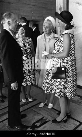 Oslo 19730702. Près de 200 invités ont été invités au déjeuner municipal d'Oslo à l'hôtel de ville en relation avec le roi Olav 70 ans. Ici, la princesse de la Couronne Sonja, qui est enceinte et attend des enfants en juillet avec le maître suprême d'autres Werring. (t.v.) Lars Korvald avec son épouse Ruth. Photo: NTB / Archive / NTB Banque D'Images